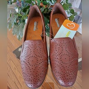 Baretraps Loafers Slip-on Flats Brown Memory Foam Comfort NWT size 7.5